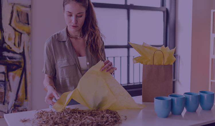 persona seleccionando un producto y metiéndolo dentro de una bolsa